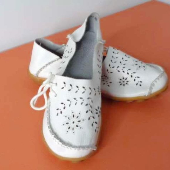 SOCOFY Shoes - SOCOFY shoes women white leather 8.5 loafers flats